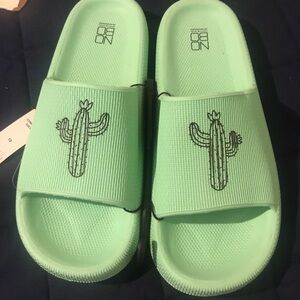 NWT No Boundaries Mint Green Pillow Cactus Print Comfort Slide Sandals